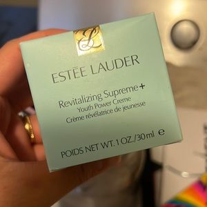 Estée Lauder revitalizing supreme youth power crème